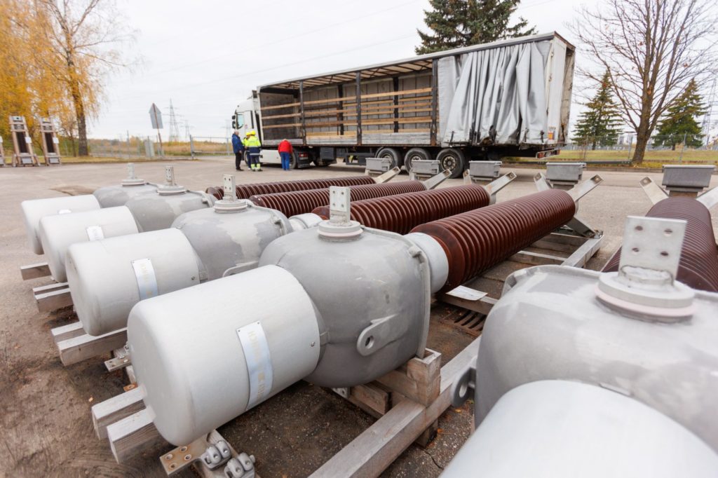 Украина сможет отремонтировать энергосистемы и газопроводы благодаря оборудованию из Литвы. Его уже отправили