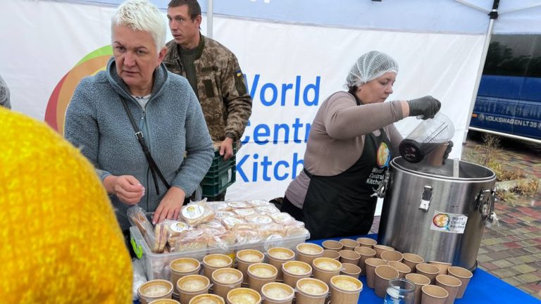 Як в Лимані працює соціальна їдальня, де гарячі обіди щодня отримують зо дві тисячі містян (ФОТО)