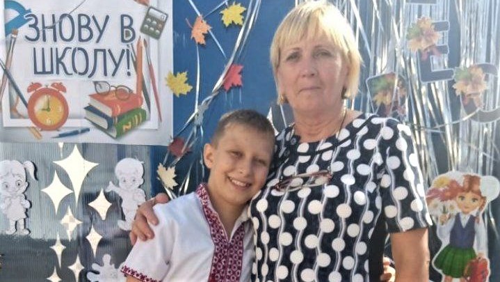 Останні 3 роки Людмила Денищук працює вчителькою в гімназії №3 міста Сіверськ, що на Донеччині. Тут її застала війна з Росією. Армія окупантів знищила будівлю гімназії, але заклад продовжує працювати онлайн. Вчителі й діти не втрачають надії, що знову зустрінуться у стінах гімназії після війни