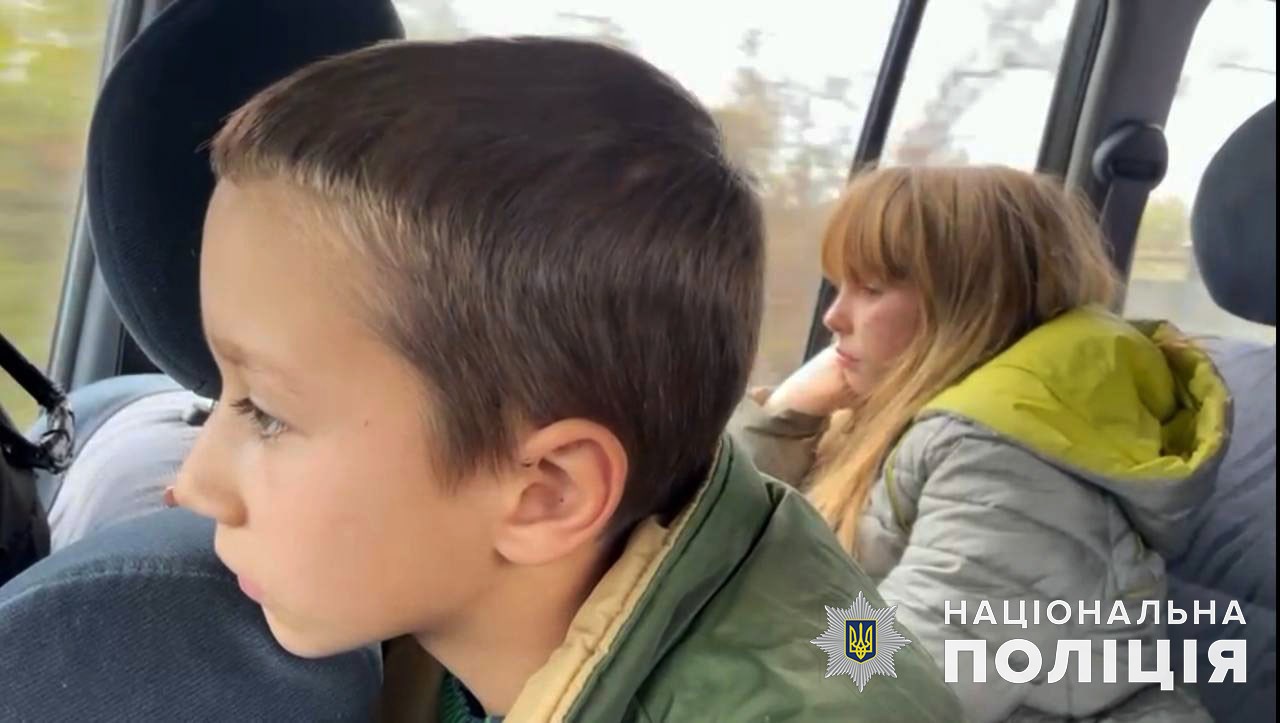 Полицейские эвакуировали из-под Лимана детей, отца которых убили россияне (ФОТО, ВИДЕО) 2