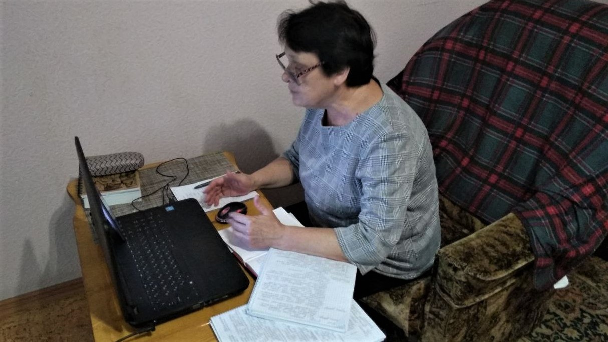 Останні 3 роки Людмила Денищук працює вчителькою в гімназії №3 міста Сіверськ, що на Донеччині. Тут її застала війна з Росією. Армія окупантів знищила будівлю гімназії, але заклад продовжує працювати онлайн. Вчителі й діти не втрачають надії, що знову зустрінуться у стінах гімназії після війни