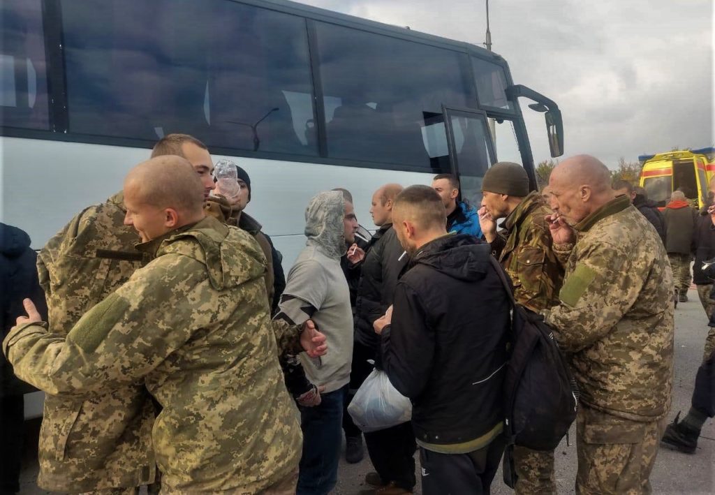 Украина освободила из российского плена 50 военных и 2 гражданских, — Офис президента (ВИДЕО)