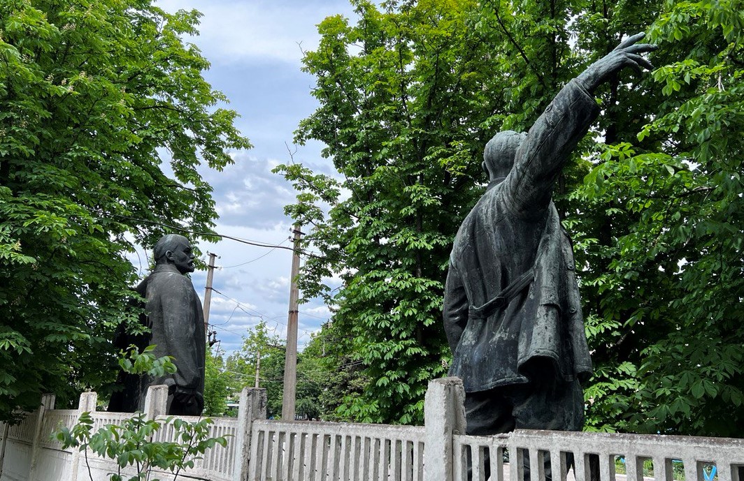 пам'ятники Леніну та Артему в Бахмуті