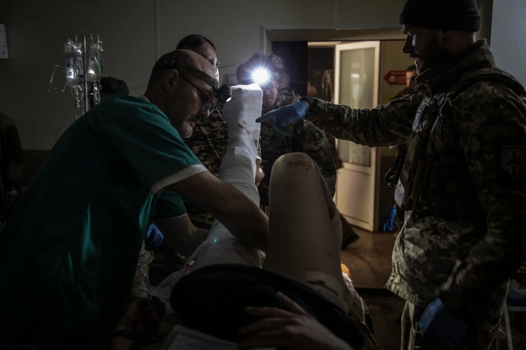 15 раненых за 3 часа. Как в Бахмуте оказывают первую врачебную раненым военным ВСУ (ФОТО)