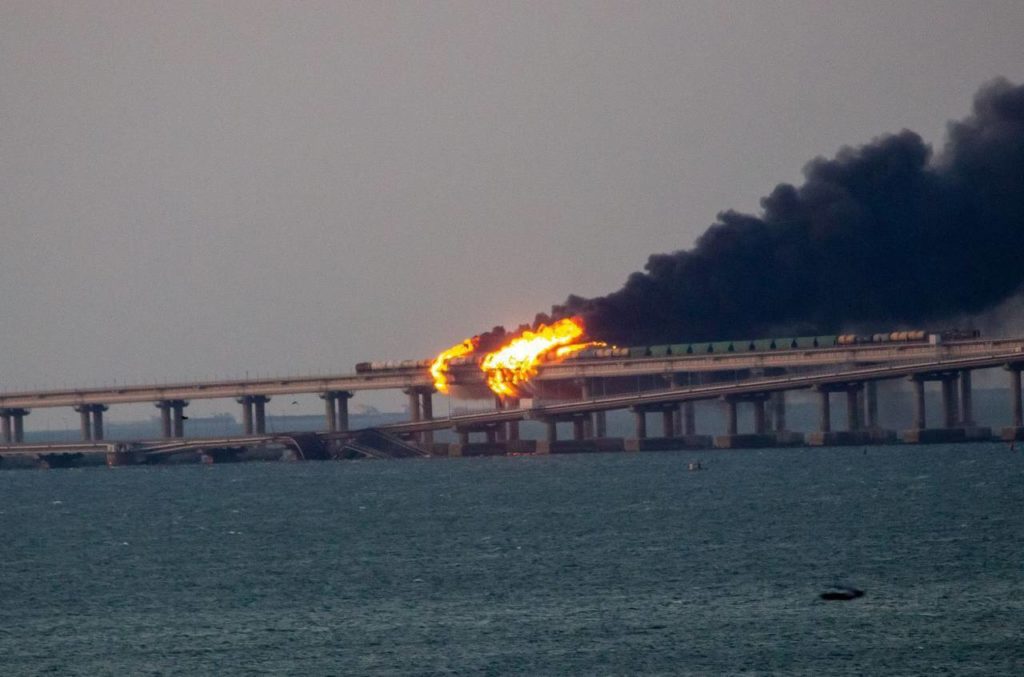 На Крымском мосту раздались взрывы. Загорелась цистерна с топливом, часть моста обрушилась (ФОТО, ВИДЕО)