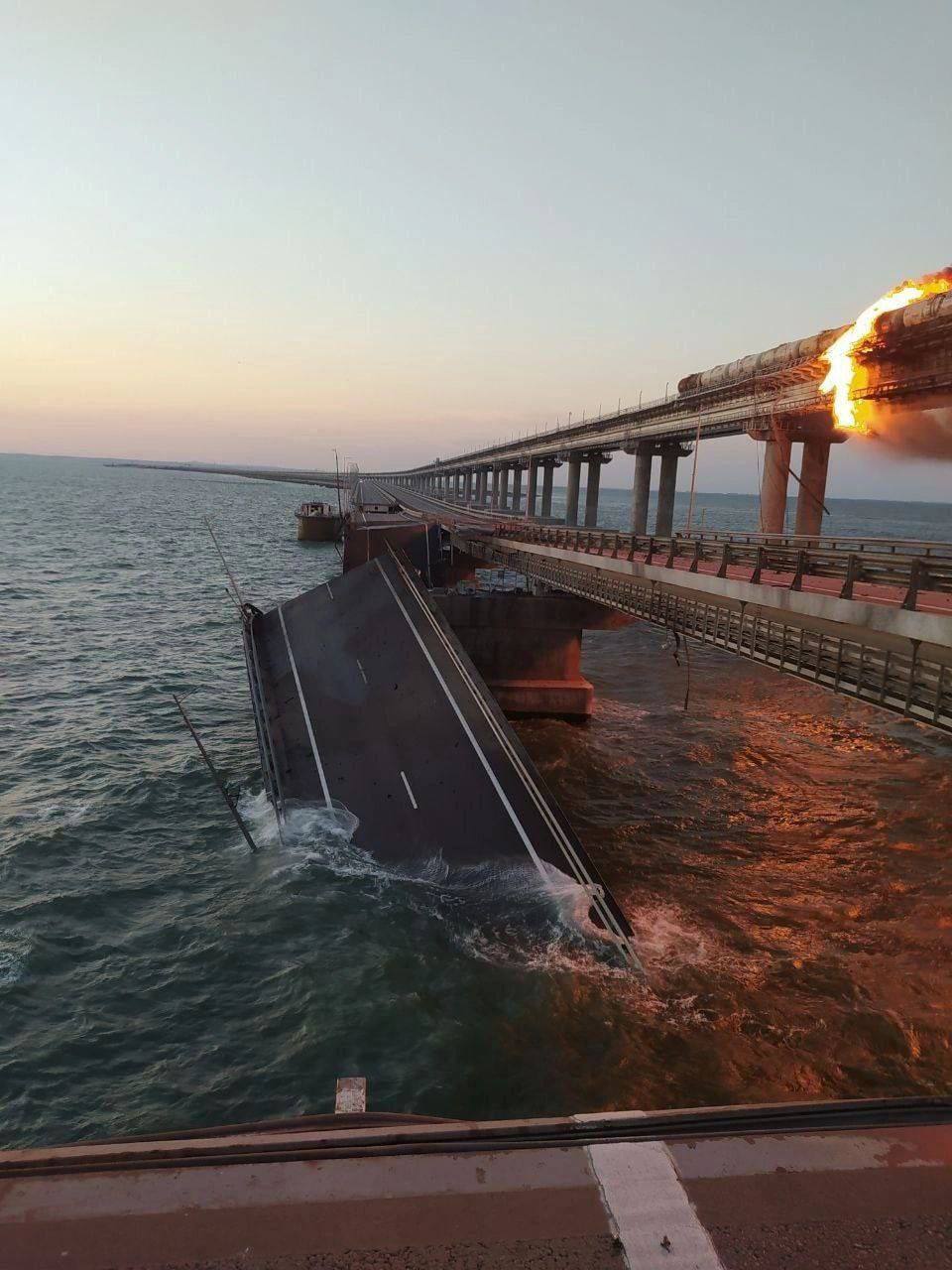 На Крымском мосту раздались взрывы. Загорелась цистерна с топливом, часть моста обрушилась (ФОТО, ВИДЕО) 2