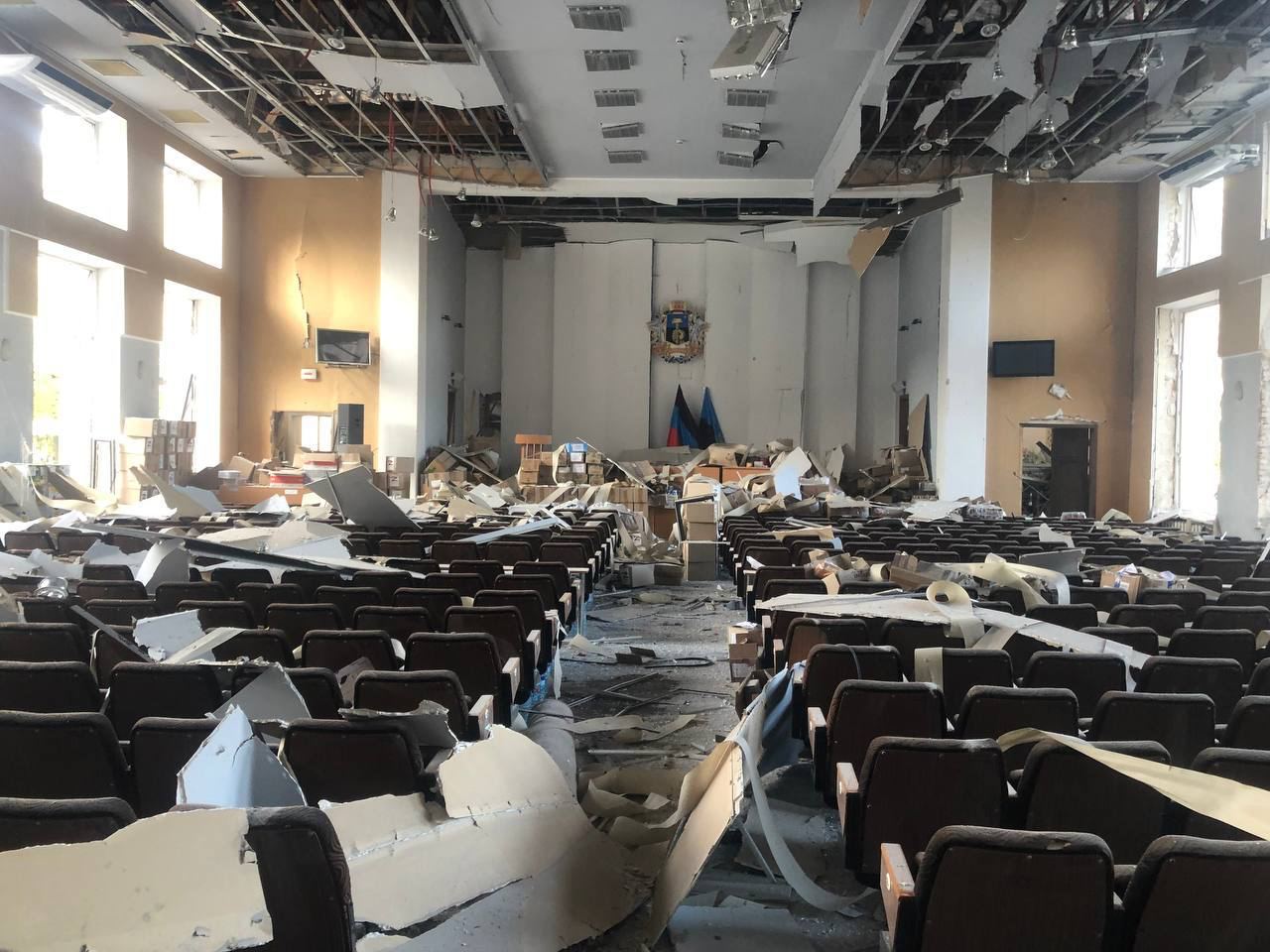 В Донецке в здании мэрии прогремели мощные взрывы. Сообщают о раненых (ФОТО, ВИДЕО) 2