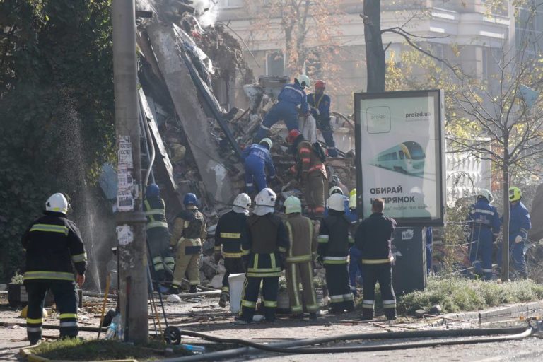 Під завалами будинку в Києві рятувальники знайшли тіла 3 людей. Серед них є вагітна, — Віталій Кличко