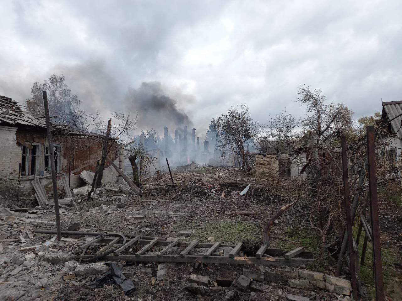 Вночі 23 жовтня російські окупанти з артилерії вдарили по житлових будинках у Курдюмівці