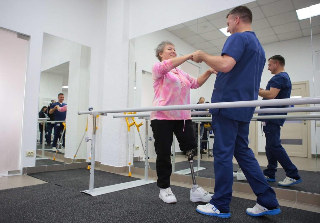 Знову можуть ходити: дві жительки Луганщини, які втратили кінцівки через війну, отримали безкоштовні протези