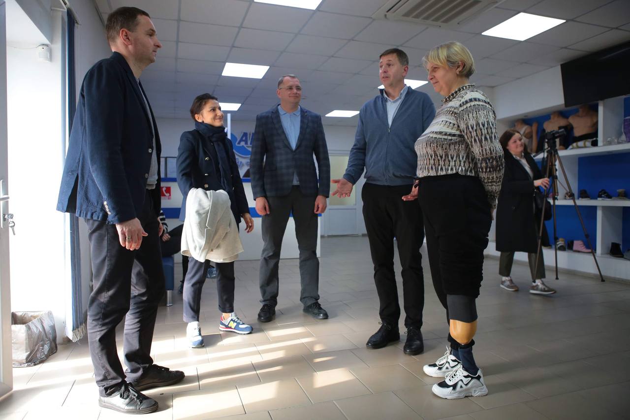 Снова могут ходить: две жительницы Луганщины, потерявшие конечности из-за войны, получили бесплатные протезы 1