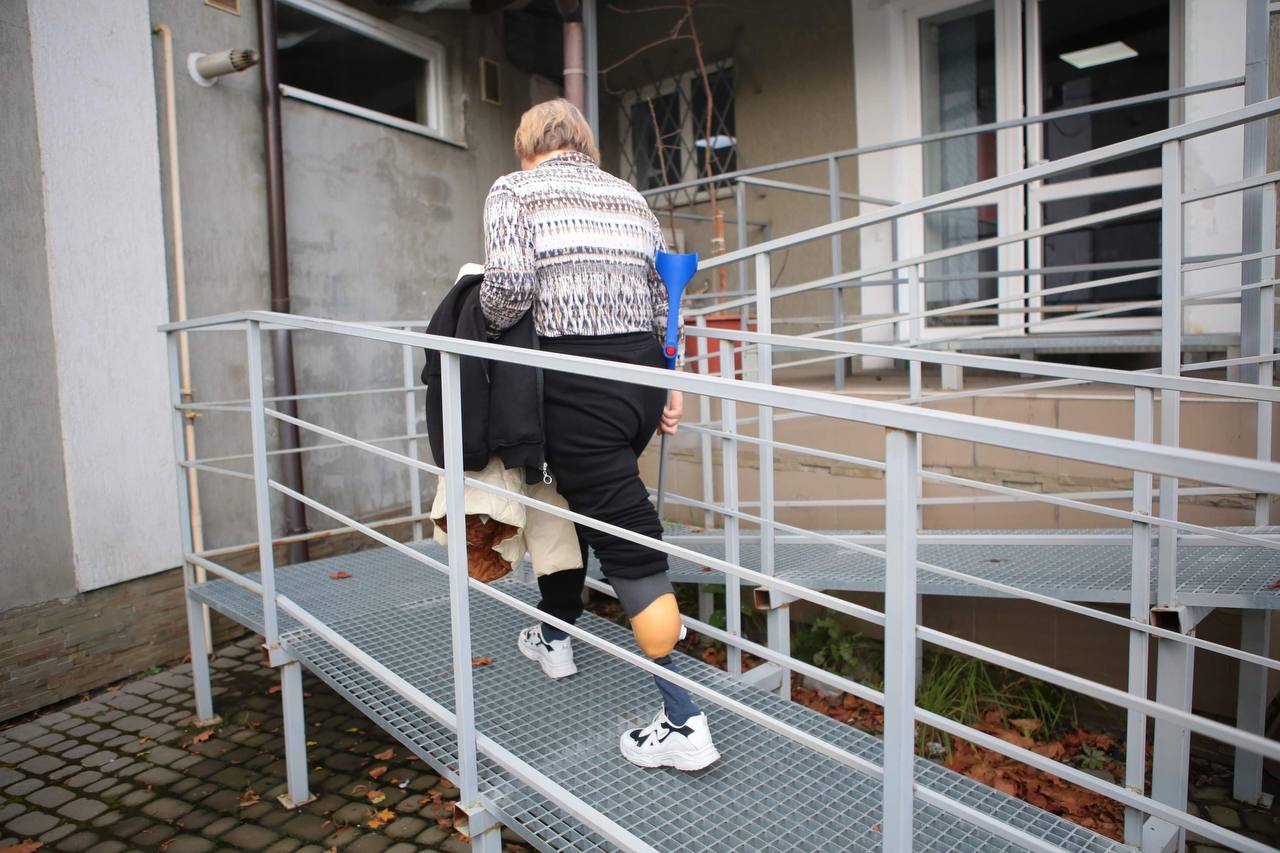 Знову можуть ходити: дві жительки Луганщини, які втратили кінцівки через війну, отримали безкоштовні протези 2