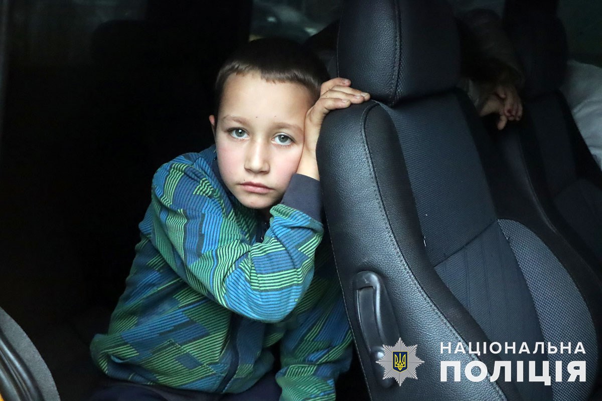 Полицейские эвакуировали из-под Лимана детей, отца которых убили россияне (ФОТО, ВИДЕО) 1