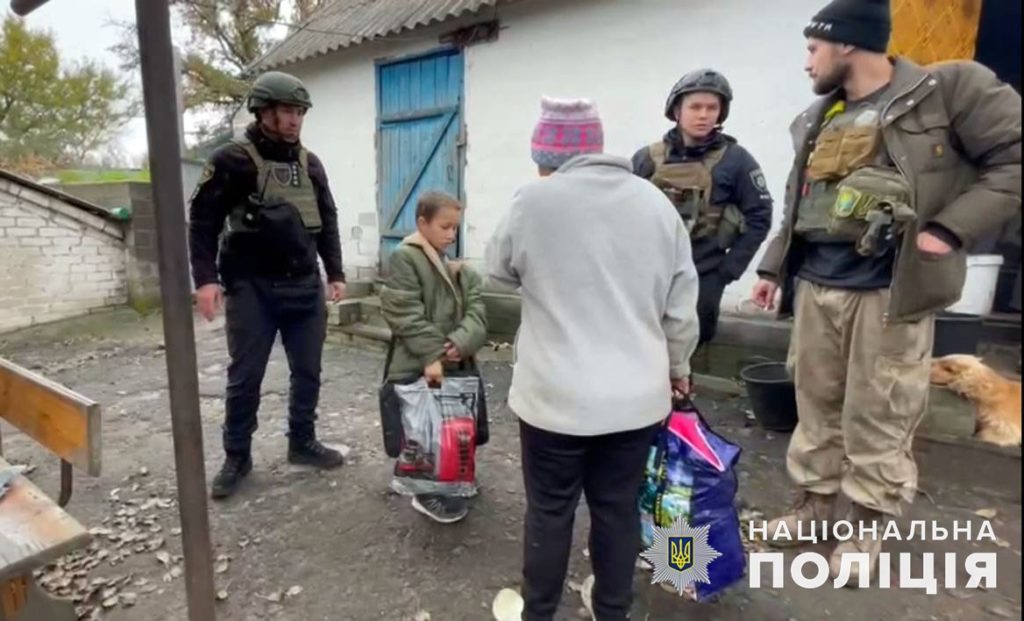 Поліцейські евакуювали з-під Лимана дітей, батька яких убили росіяни (ФОТО, ВІДЕО)