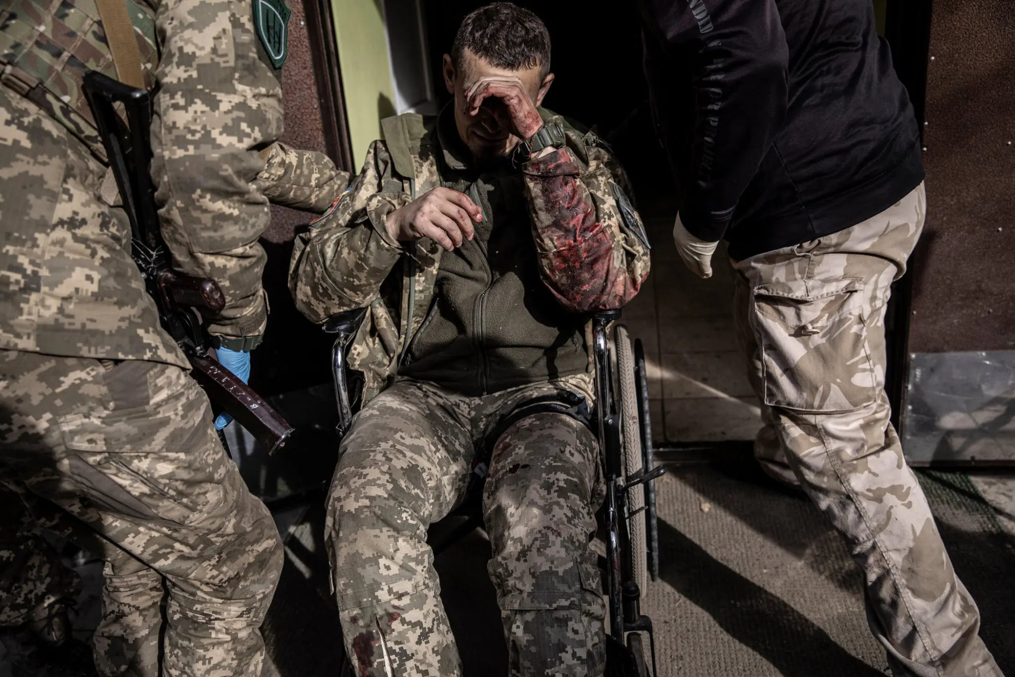 поранений український військовий у лікарні в Бахмуті