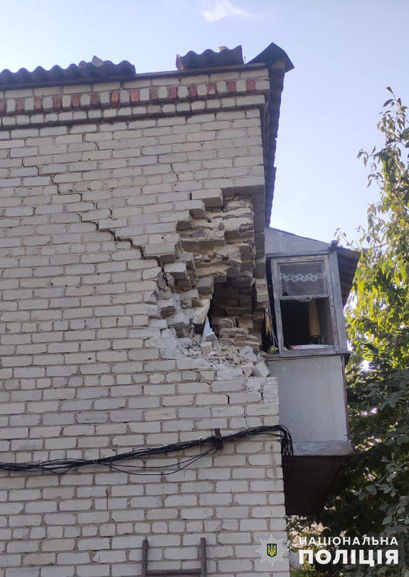 поврежденный многоквартирный россиянами дом в Донецкой области