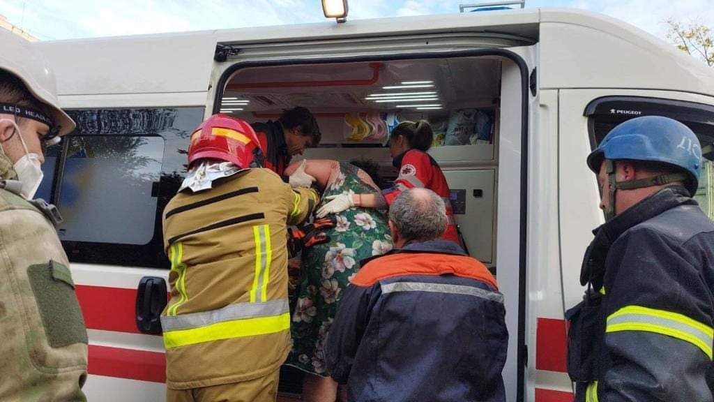 рятувальники допомагають пораненим цивільним у Запоріжжі