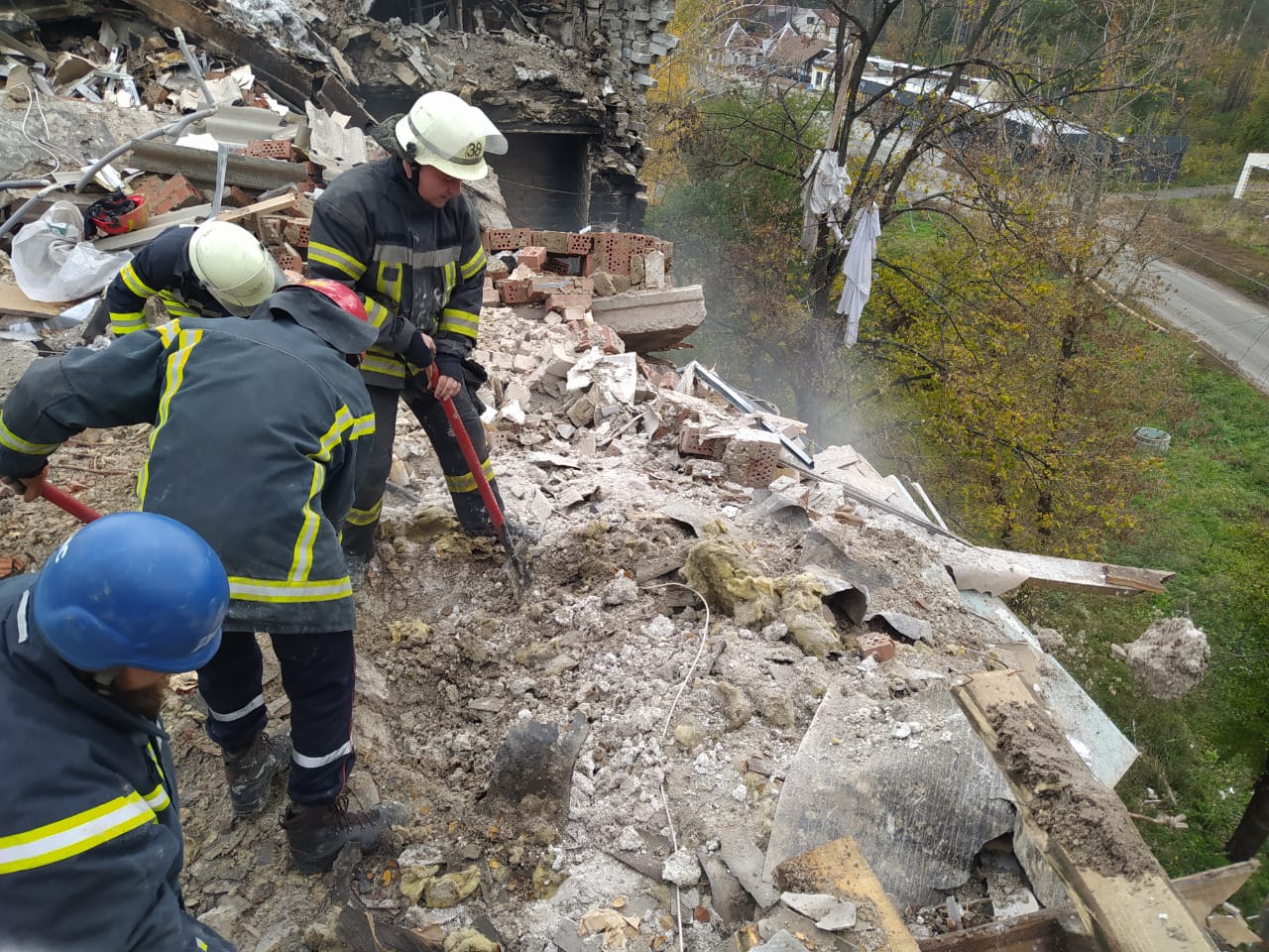 рятувальники розбирають руїни багатоповерхівки у Святогорську