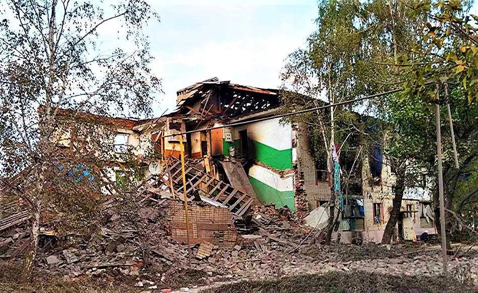 розбомблений будинок в селищі Опитне в Бахмуті