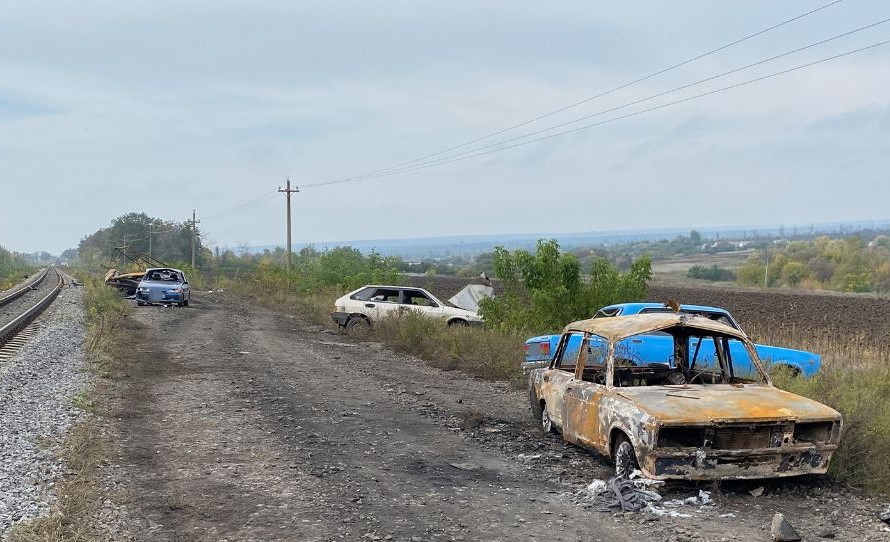 Россияне расстреляли по меньшей мере 20 человек в автоколонне между Сватово и Купянском, — СБУ (ФОТО, ВИДЕО)