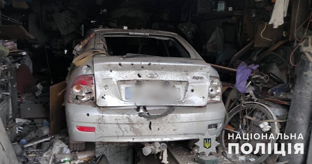 розстріляна машина в гаражі в Бахмуті