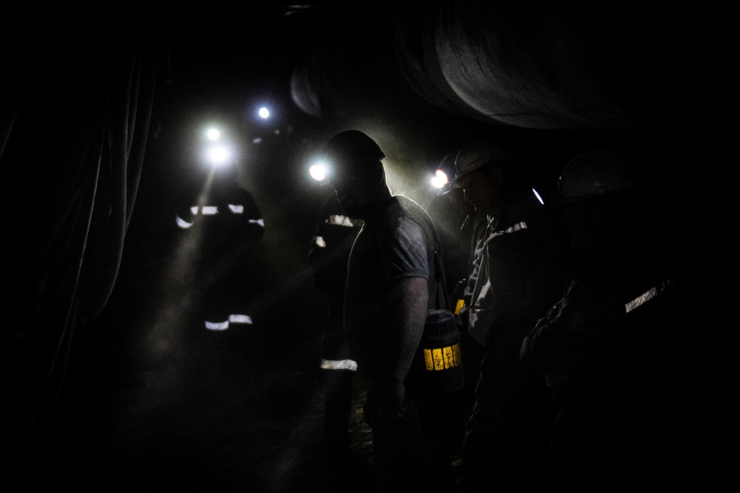 шахтеры в угольной шахте