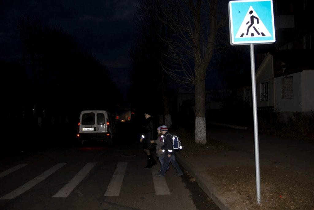 Из-за слабого освещения улиц в Украине стало больше ДТП с пешеходами: как уберечься