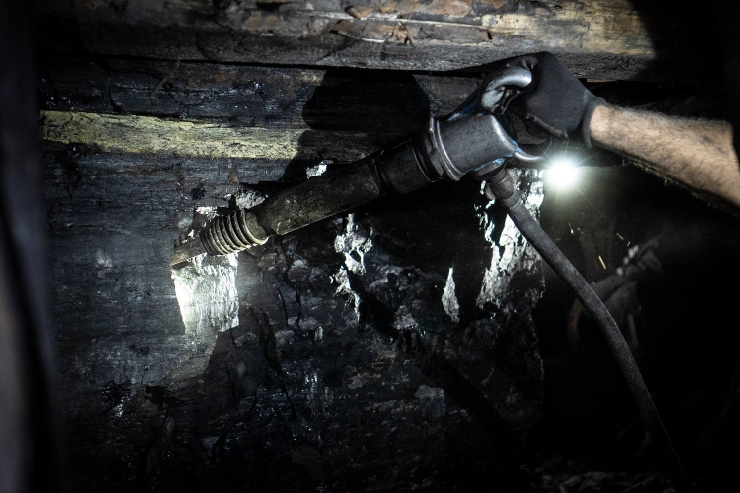 отбойный молоток в угольной шахте