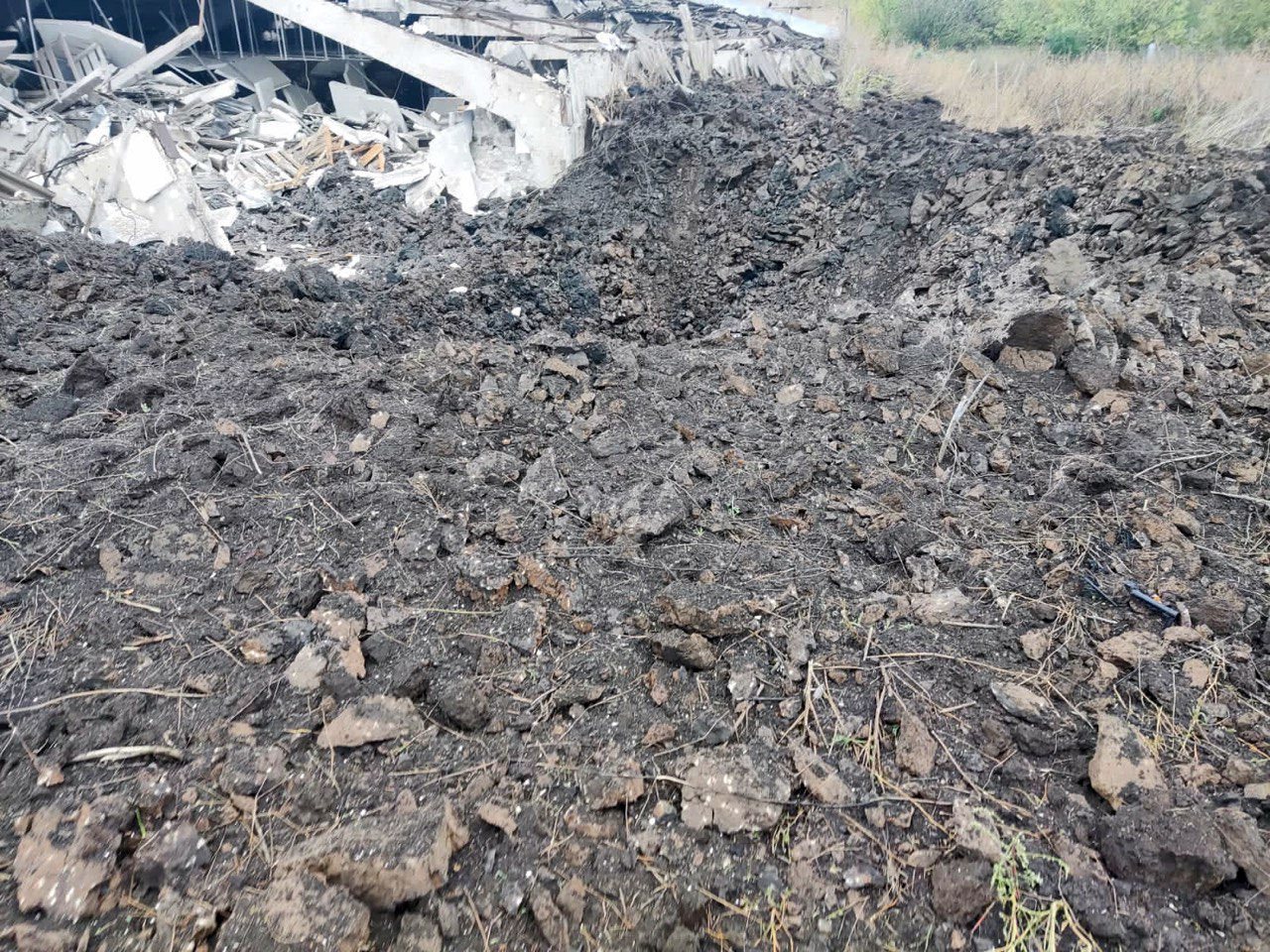 воронка на месте обстрела в Донецкой области