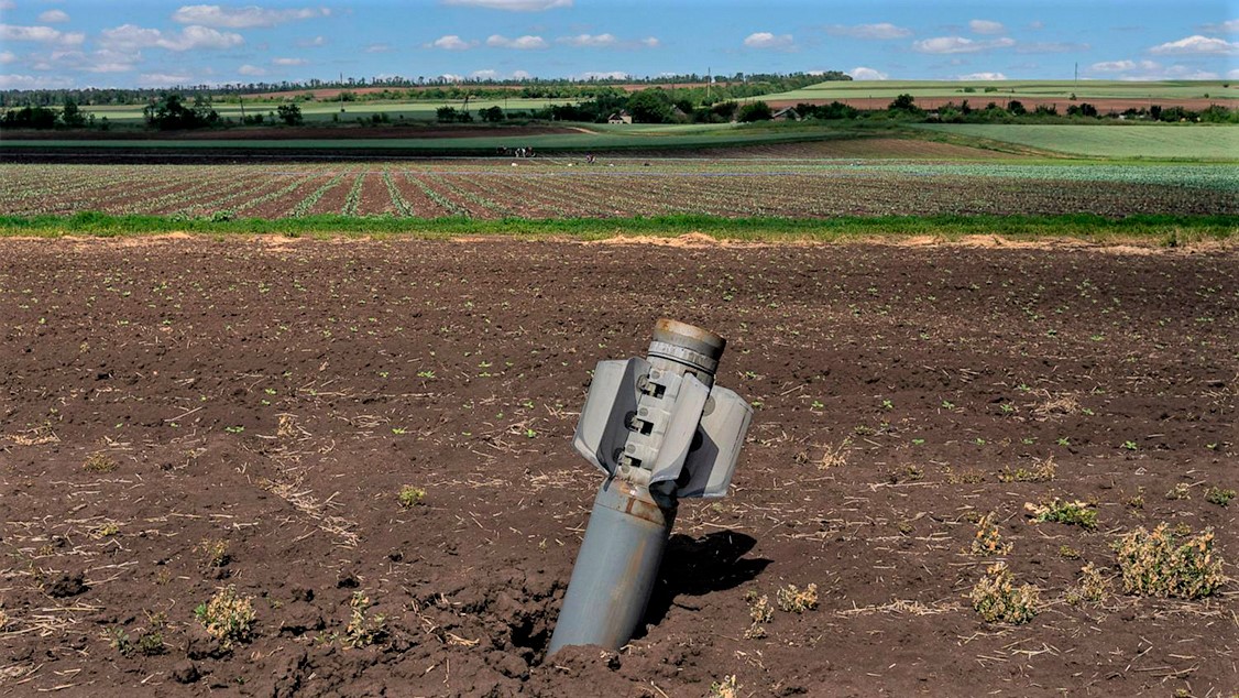 залишки снаряду в полі в Донецькій області