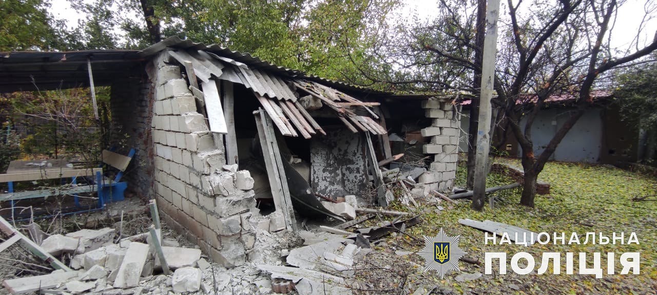 зруйнований обстрілом приватний будинок в Донецькій області