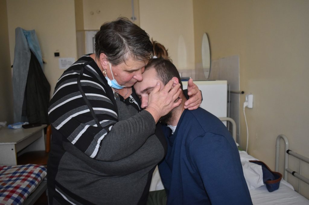 Днепровские врачи спасли бахмутчанина с перебитой сонной артерией в позвоночнике