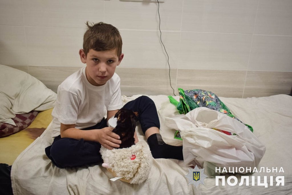 На звільненій Лиманщині 9-річний хлопчик поранив руку, граючи з вибухівкою. Зараз він у лікарні (ВІДЕО)