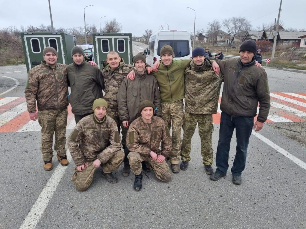 Еще 12 украинцев вернули из российского плена. Среди них гражданские, которых считали пропавшими без вести (ВИДЕО)