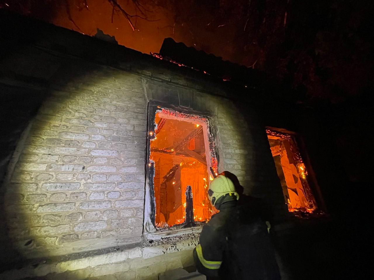 В Бахмуте от обстрела загорелся дом, погибла женщина 1