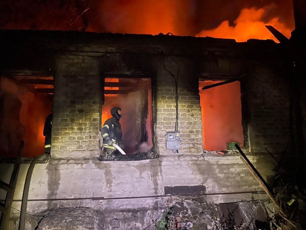 У Бахмуті від обстрілу загорівся будинок, загинула жінка