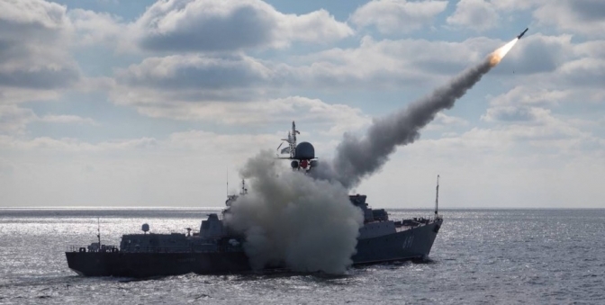 У Чорному морі після перерви з’явився російський ракетоносій. Є високий ризик нових обстрілів
