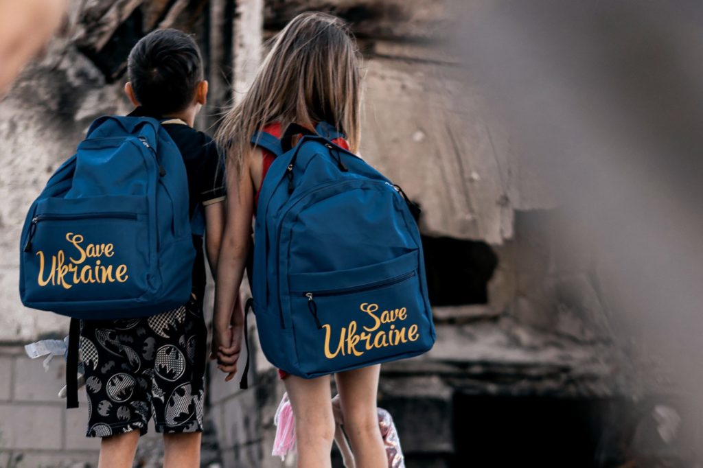 Українським дітям, які шукають прихистку від війни, роздають рятівні рюкзаки. Що в них (ФОТО)