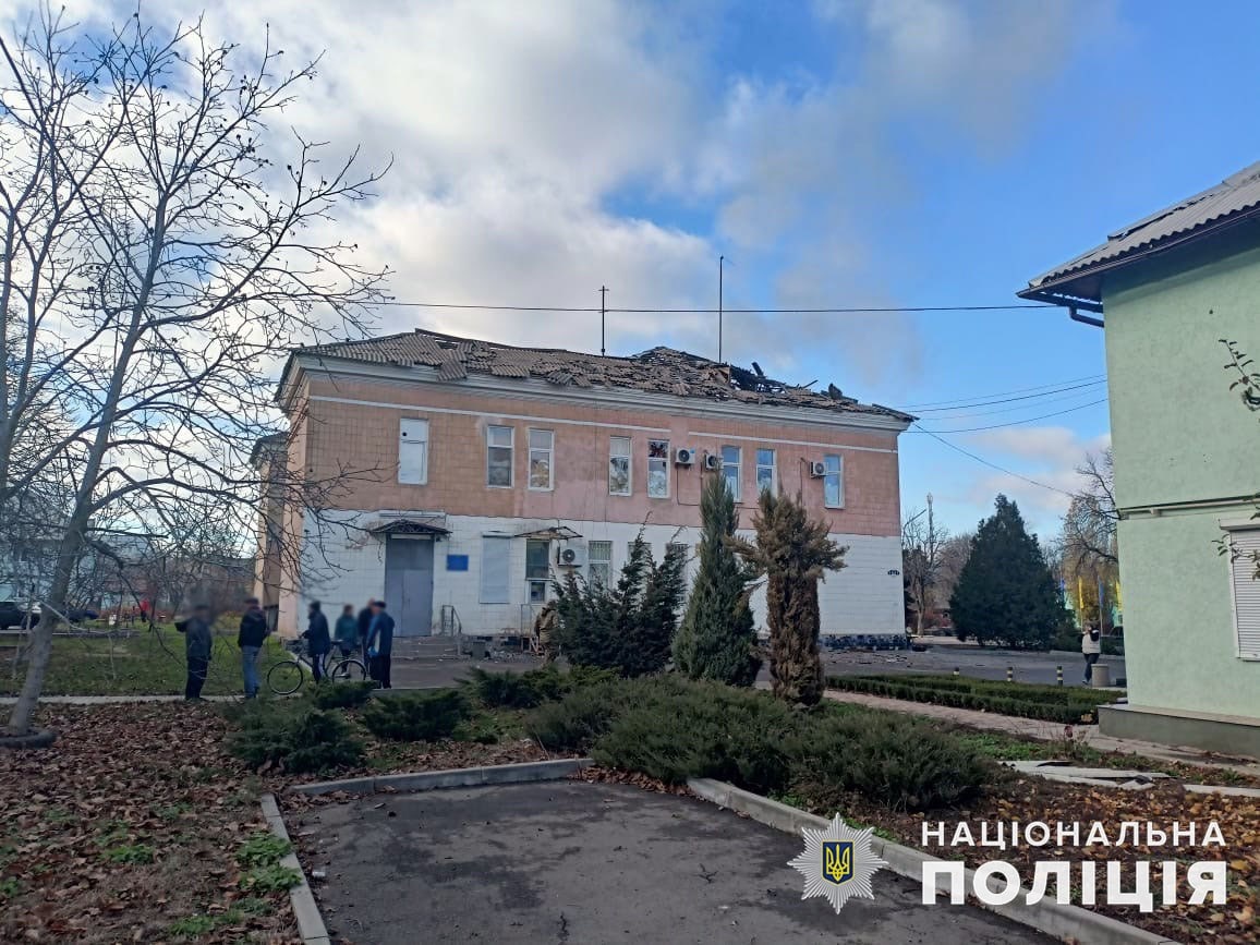 будівля з пошкодженим обстрілами РФ дахом в Донецькій області — копия