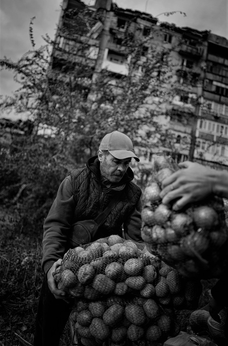 чоловік несе мішок картоплі в Торецьку