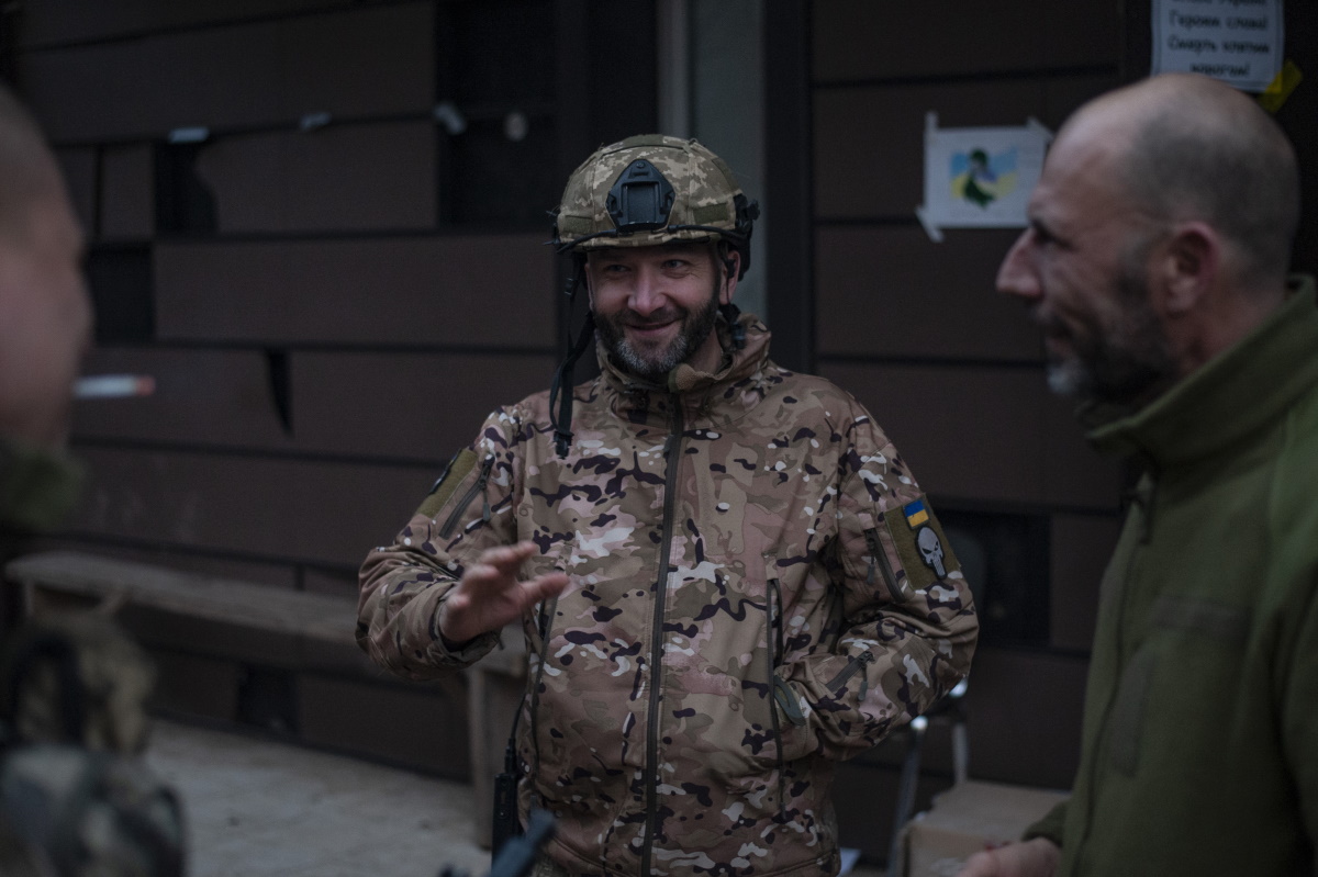 керівник медичної евакуації підрозділу Олександр Соколюк біля госпіталя в Бахмуті