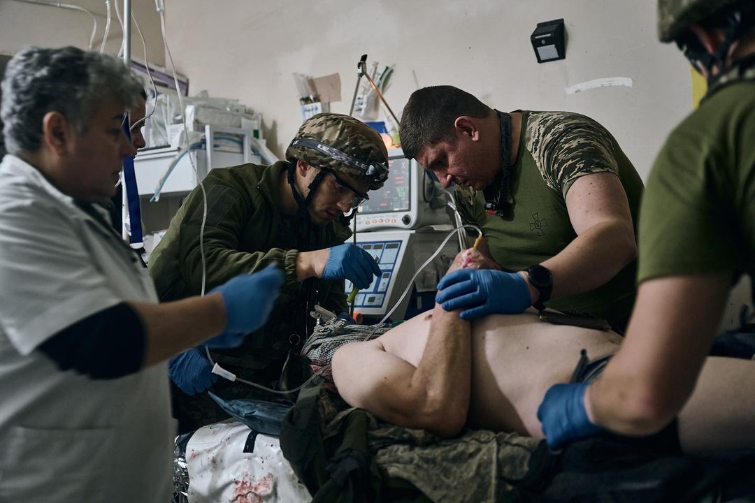 крапельниця пораненому військовому ЗСУ в Бахмтуі 2