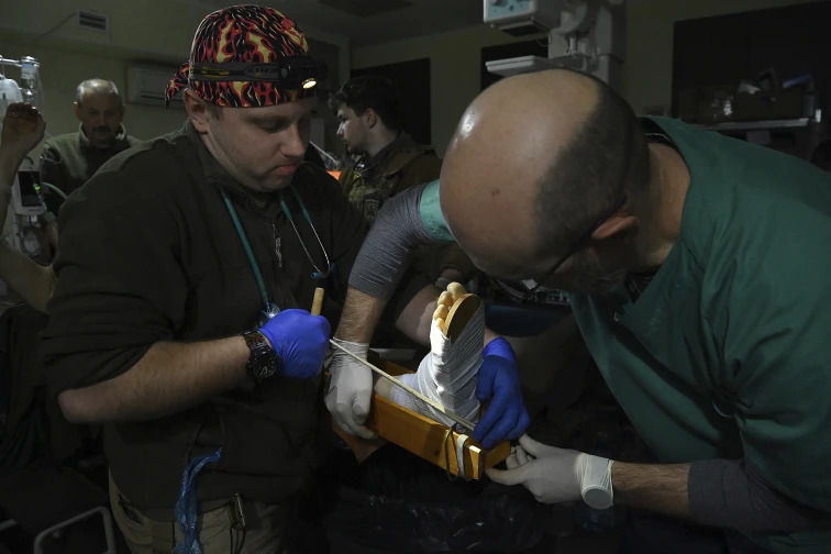 лікарі-надають-лікарську-допомогу-пораненому-військовому-ЗСУ-в-госпіталі-в-Бахмуті