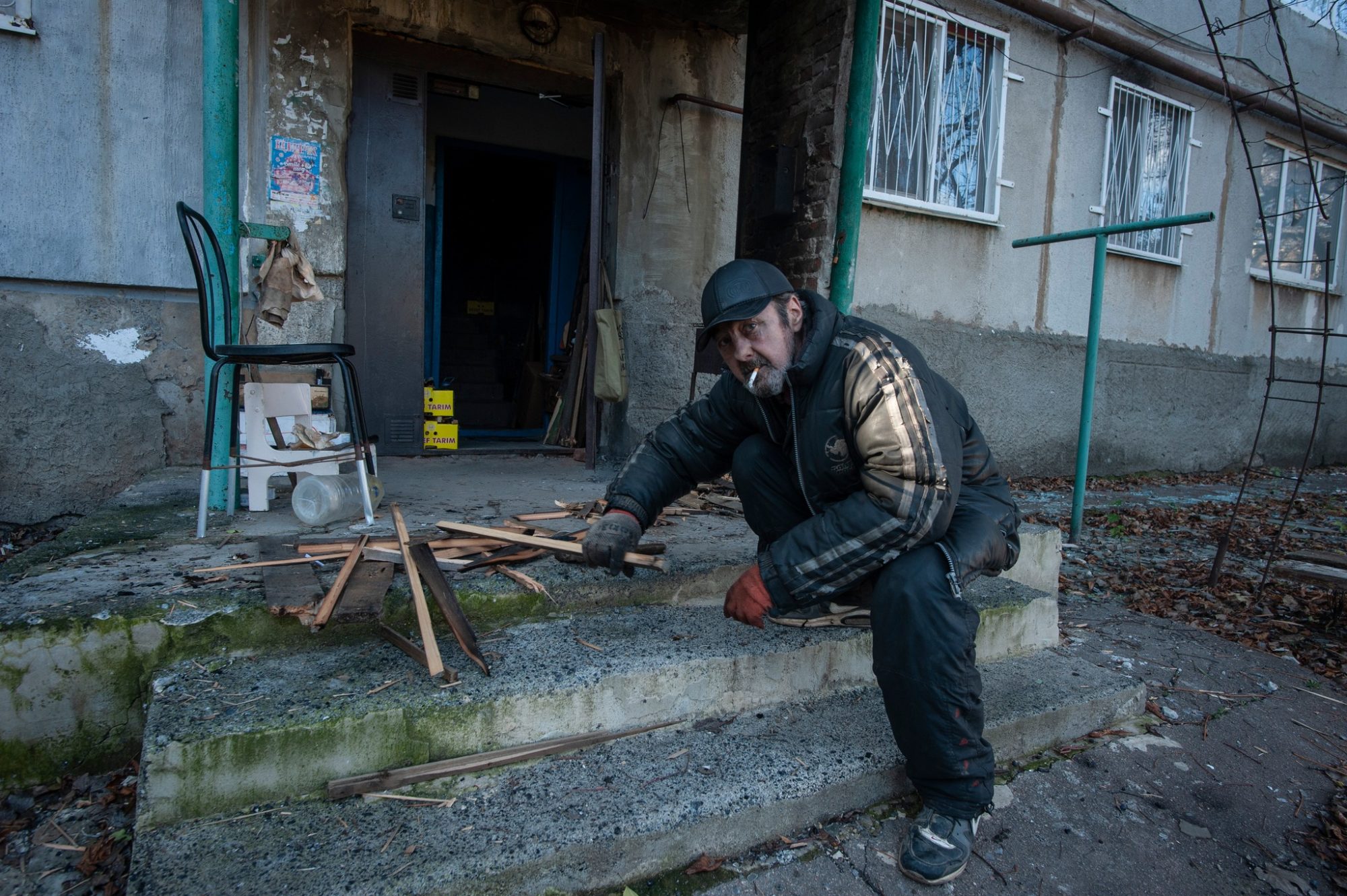 місцевий мешканець готує дрова у Соледарі