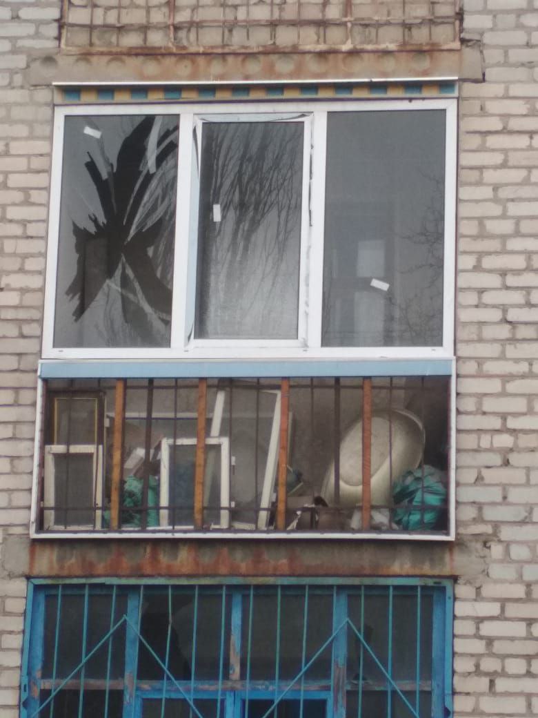 обстріляний росіянами багатоквартирний будинок в Донецькій області