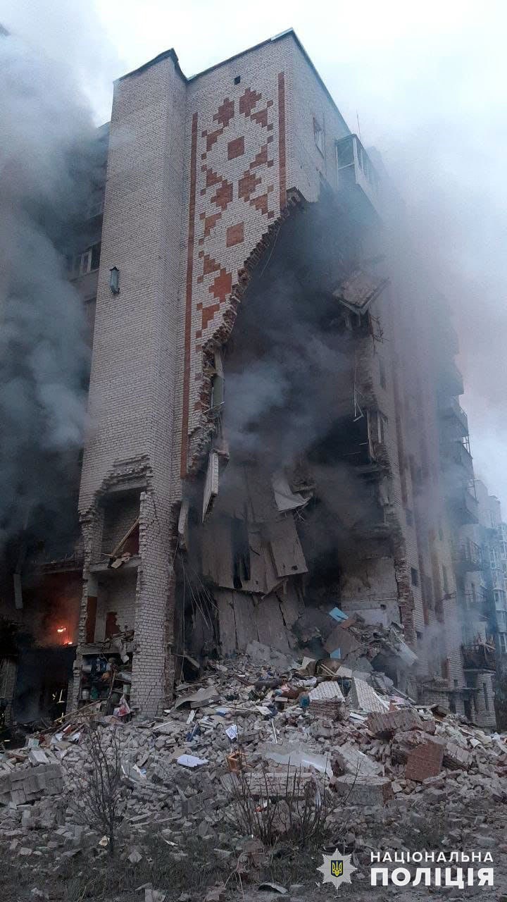 зруйнована багатоповерхівка після ракетного удару в Лимані.jpg