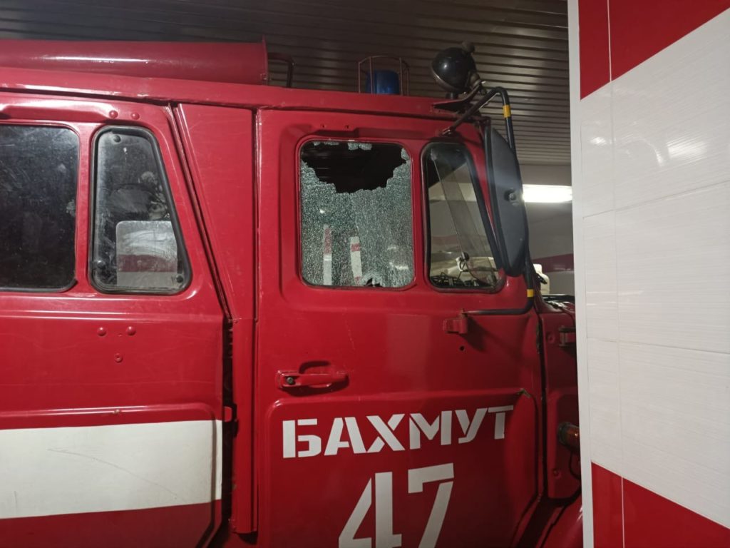 В Бахмуте российские оккупанты снова обстреляли пожарную часть, ранены 3 гражданских (ФОТО)