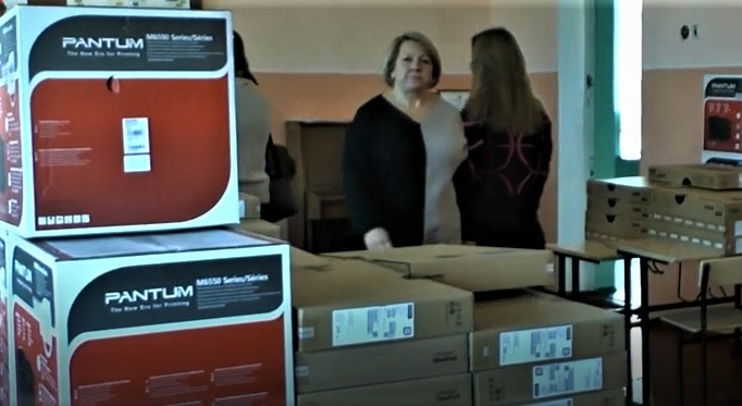 окупанти РФ передали комп'ютери в школи у Світлодарську