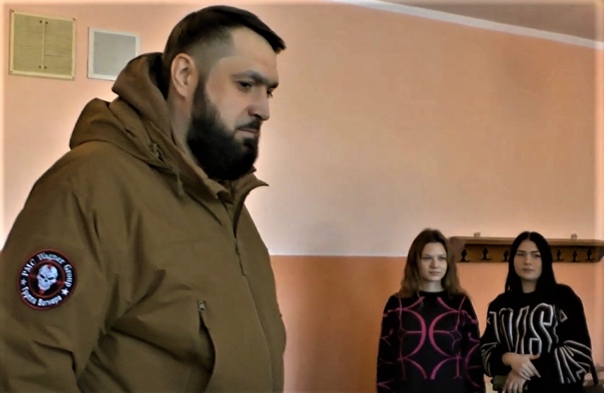 окупаційний голова Дебальцевого вручає оргтехніку вчителькам у Миронівському