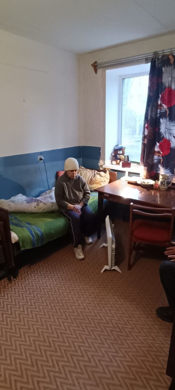 Оккупанты открыли пункт обогрева в Светлодарске: люди сидят в шапках, а пускают в помещение не всех 3